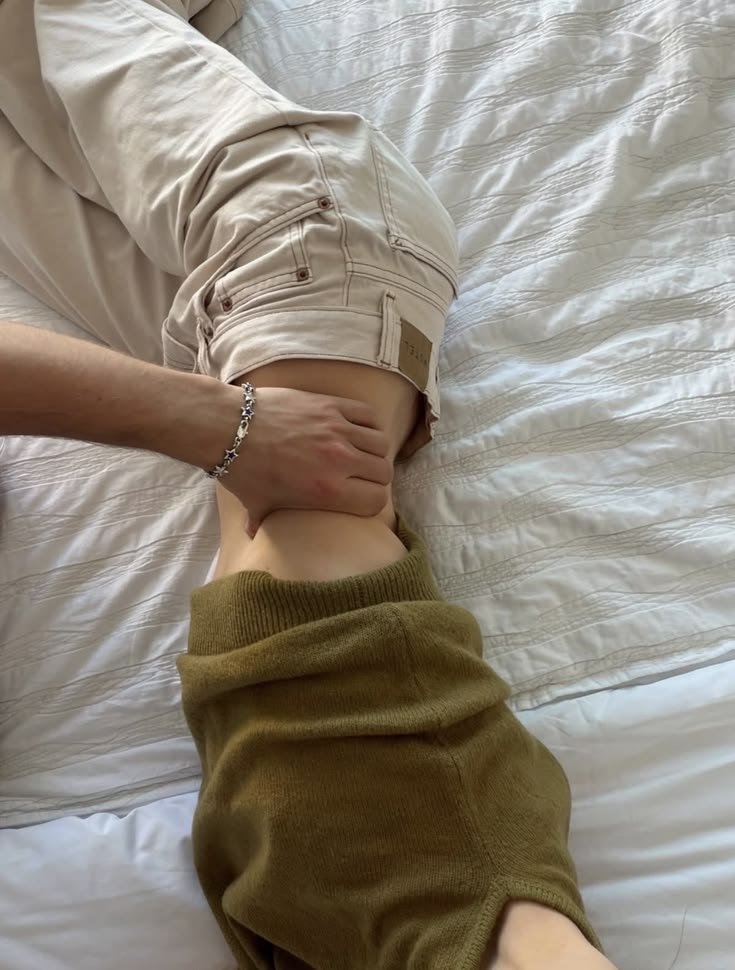kyo4ung's tweet photo. 🦊x🐺🔞//Chn is dating Jngn—a delicate, cute-styled boy who makes anyone fall for him. Ever since they went public with their relationship, their friends had convinced themselves that Chn was the "top," betting that Jngn was submissive and shy in bed. Imie couldn't help but+ https://t.co/v0J08py6a2