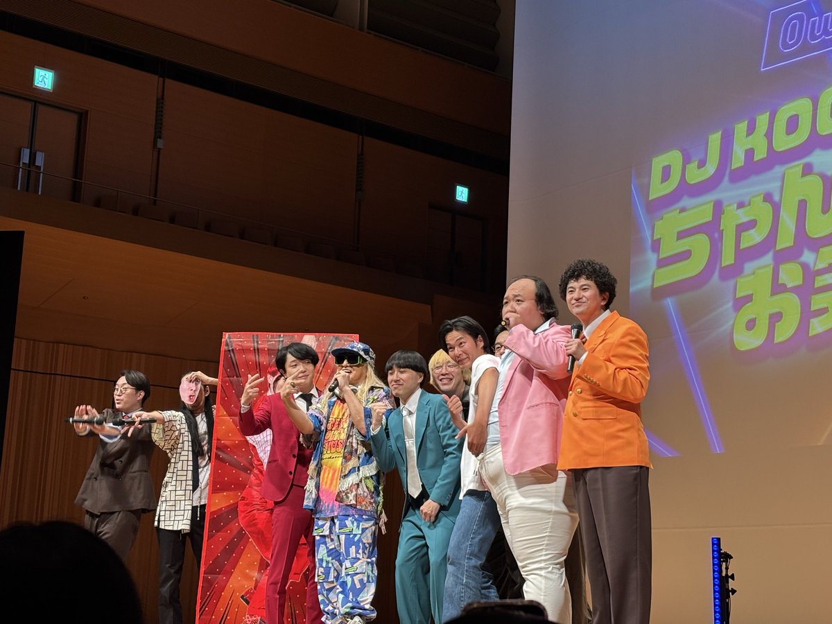 kakinoshi's tweet photo. 羽田から杉並へ
ほとんど漫才興行 DO DANCE！
お笑いへの愛とDJの技と
全部引っくるめてオーガナイザーKOOさんあっての大盛り上がり！
出演者も客席も笑顔の中にあった

DJブース前の特等席で
みんな漫才中に何度もKOOさんのところに来て最高 DO DANCE！
#ちゃんKOOお笑いLIVE   #さすがに https://t.co/TuyY7LEg30
