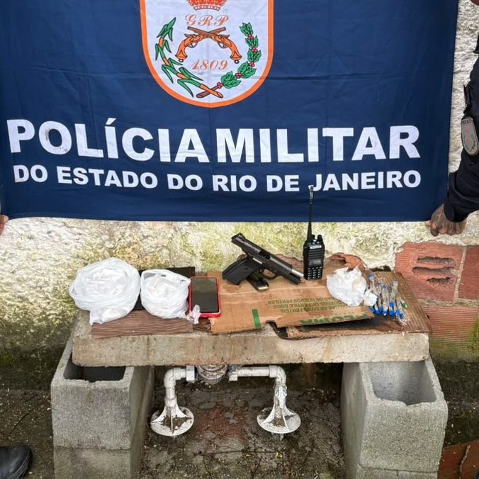 pegavisaorjnews's tweet photo. 📍Policiais do #1BPM prenderam dois criminosos e apreenderam uma pistola, munições, drogas e um rádio transmissor durante uma ação no Novo México, em São Gonçalo. https://t.co/lSTZELll29