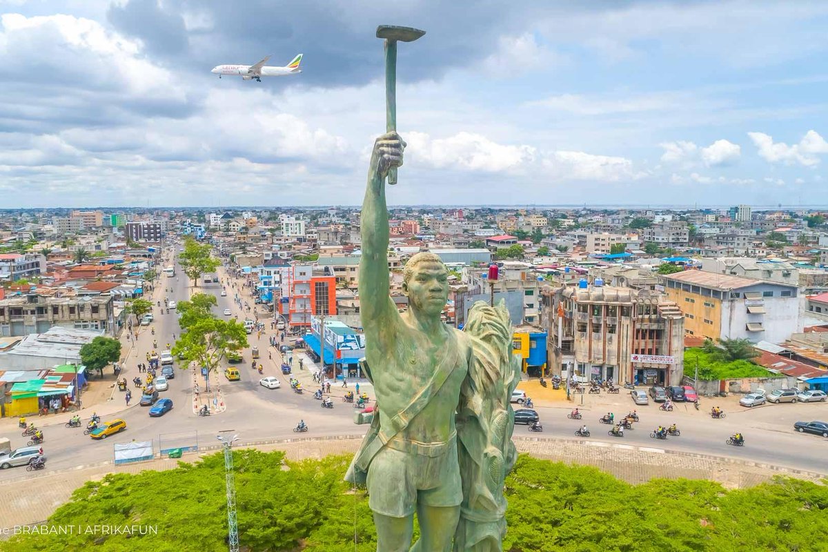 LNTribune's tweet photo. #Bénin : 46 % des citoyens envisagent d'émigrer selon le nouveau rapport #Afrobarometer
Près d’un Béninois sur deux a déjà songé à quitter le pays, selon les données publiées ce 24 septembre par Afrobarometer. Cette intention se répartit ainsi : 23 % y pensent « beaucoup », 10 % « quelque peu » et 13 % « un peu ». La part de ceux qui envisagent fortement un départ est passée de 20 % lors de l’enquête 2016/2018 à 23 % en 2024/2025. Parmi les personnes envisageant de partir, 32 % viseraient un pays voisin de la sous-région, 11 % une autre destination africaine, 25 % l’Europe, 23 % l’Amérique du Nord et 8 % une autre région du monde, ce qui signifie que 43 % resteraient sur le continent. Sur la circulation régionale, 74 % se disent favorables à la libre circulation des personnes, mais seuls 21 % estiment qu’il est facile de franchir les frontières, contre 78 % qui la jugent difficile. Sur les conditions de vie, 61 % des répondants les jugent mauvaises ou très mauvaises, tandis que le pays affiche par ailleurs un accueil favorable envers les étrangers : 89 % accepteraient des travailleurs migrants comme voisins et 88 % des réfugiés.