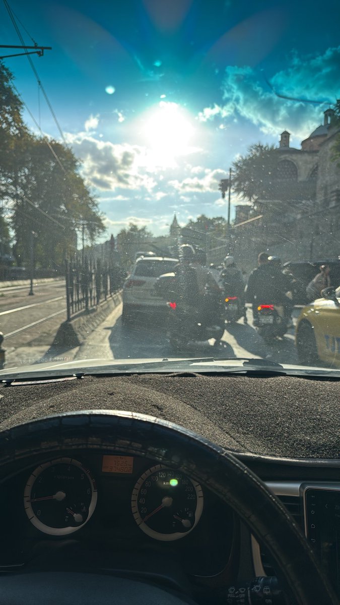 buzgibiben's tweet photo. Aklı olan araçla #beyoğlu #beşiktaş #şişli ‘ye gelmez trafik santim santim ilerliyor #trafik #istanbultrafik bence bilerek bu trafik bu dereceye getiriliyor. https://t.co/WqPpGohkcO