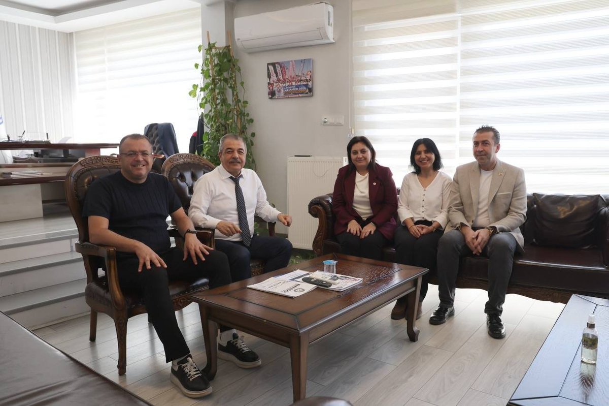 EmadDernegi's tweet photo. 🔴 EMADDER – BİRLEŞİK KAMU-İŞ KONFEDERASYONU

@kamuiskonf
@OrhanYILDIRIM__

Emeklilikte Adalet Derneği Yönetim Kurulumuz, Birleşik Kamu-İş Konfederasyonu Genel Başkanı Sayın Orhan Yıldırım ile bir araya geldi.

📌 Görüşmede, 18 Ekim Pazar günü Ankara’da gerçekleştireceğimiz Büyük Basın Açıklamamızın davetiyesi takdim edildi.

Nazik kabulleri ve gösterdikleri ilgi için Sayın Orhan Yıldırım’a teşekkür ederiz.

EMADDER - Emeklilikte Adalet Derneği

@egitimsen @sagliksen @EgitimBirSen @BirlesikMetal @kamuiskonf @diskinsesi @ArzuCerkezoglu @hakismahmut @turkiskonf @B_Palandoken @RHisarciklioglu @hakiskonf @TOBBiletisim @YasserHassanILO @disk_banksen @banksen @diskbasinis @iloankara
@ilo @Akparti @isikhanvedat @csgbakanligi @sgksosyalmedya

@EmadDernegi
#KademeliEmeklilik
#AdaletinSesiKademe