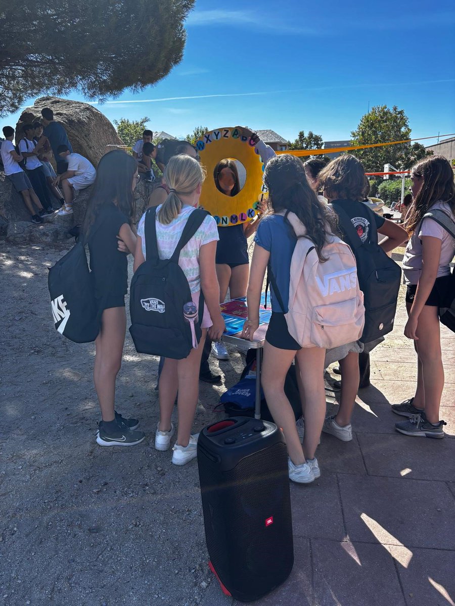 zonajoventorre's tweet photo. Hoy en los puntos de información juvenil de los recreos del @CeipsoElEncinar y el @IESDiegoV para saber cuánto sabe el alumnado sobre qué ventajas tienen por ser jóvenes, y qué conocen de la zona joven, hemos jugando a un pasapalabra muy especial..
¡una buena forma de conocernos! https://t.co/ucCgZn64Kc