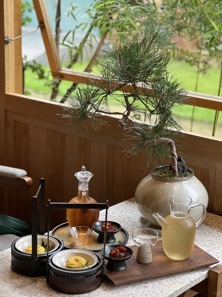 yj21355589's tweet photo. In the炼厦, we brew a distinctively rich 沤 tea that perfectly complements the sweet, smooth flavor of local 棠 fruit—simple joys of life. https://t.co/9cQ2HAv7EO