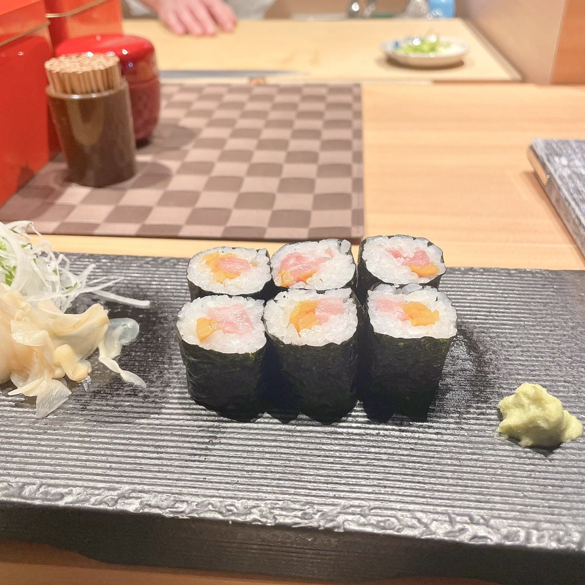 mishiromimi's tweet photo. 親友と一緒にお寿司もぐもぐ〜
めっちゃお腹いっぱい https://t.co/IhGCOvH1zc