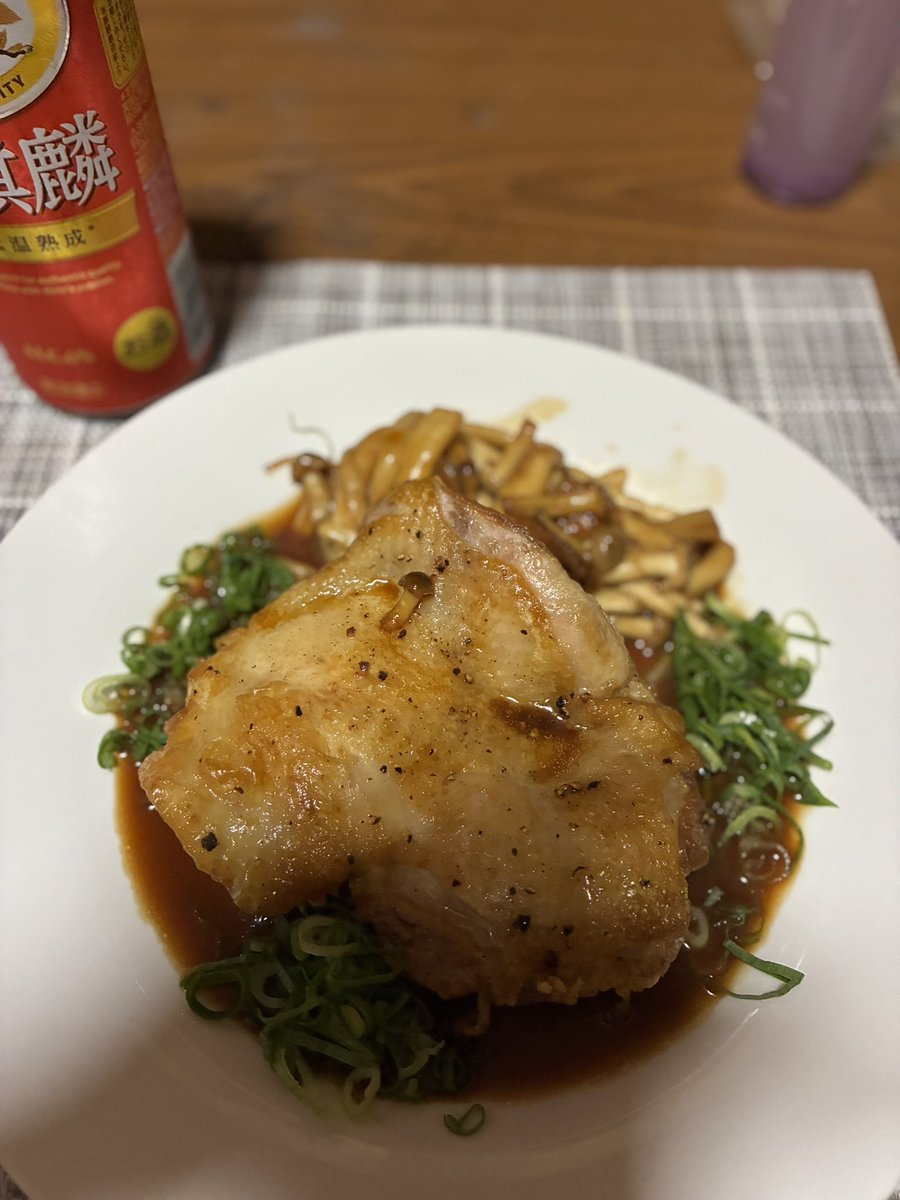 VIOLETREQU's tweet photo. おつJIN🍺

やっと仕事が終わって、今から夕食。

今日の晩ごはんは
鶏の照り焼き＆ズリポン酢

鶏ももは皮目をしっかり焼いて、甘辛い照り焼きダレを絡めて仕上げました👌
しめじと刻みネギも添えて、しっかり味に。

もう一品は
ズリポン酢に刻みネギたっぷり＋一味🌶️

照り焼きのこってり感と、ズリポン酢のさっぱり感でいい組み合わせ😋

仕事終わりの一杯と一緒に、今からいただきます🍺

#おつJIN #おうちごはん #鶏の照り焼き #ズリポン酢 #料理男子 #男飯 #晩酌