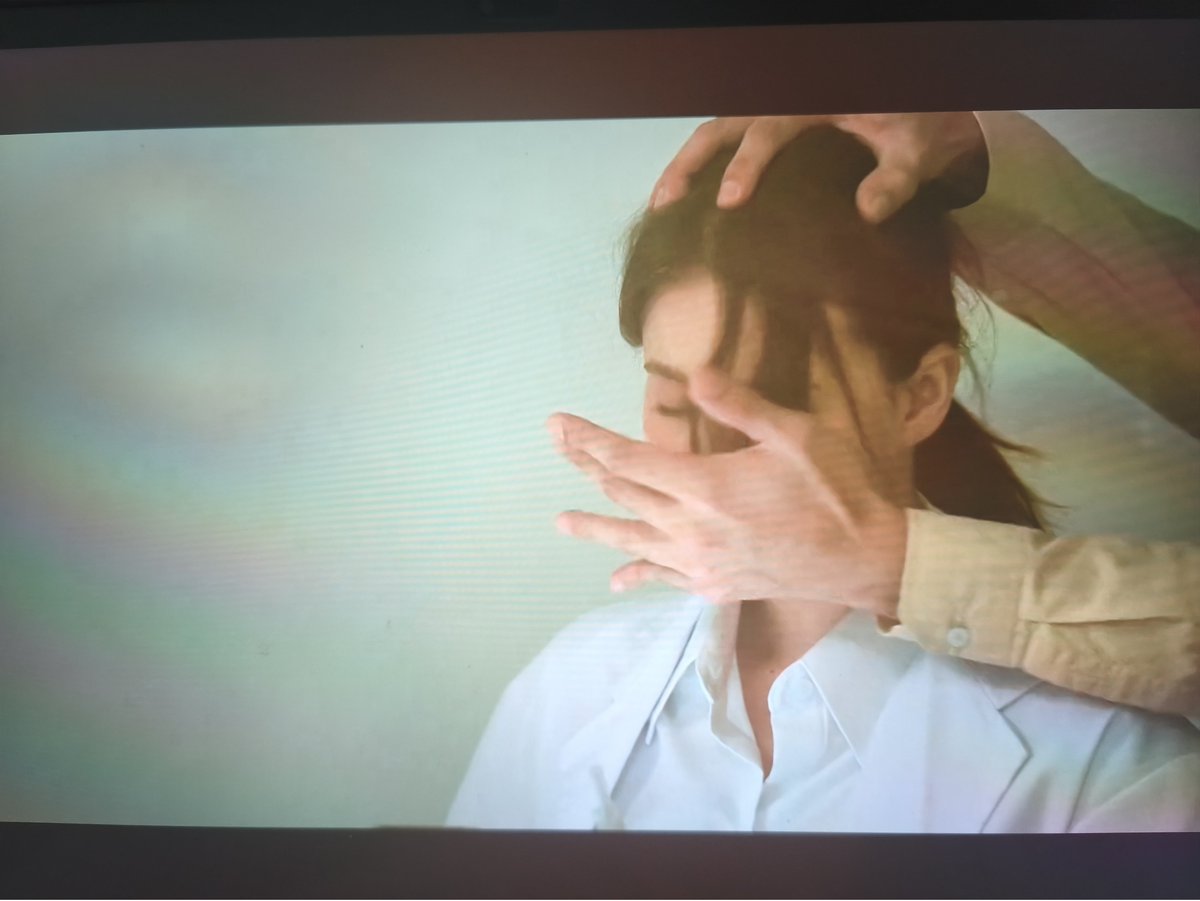 FonThass's tweet photo. คนที่ลักพาตัวแพรไป เป็นมือผู้ชาย ใส่เชิ้ตแขนยาว
ซึ่งมีหมอจิ ใส่เสื้อแบบนี้
#NOURTheSeriesEP7 https://t.co/H3JW5lvjTo