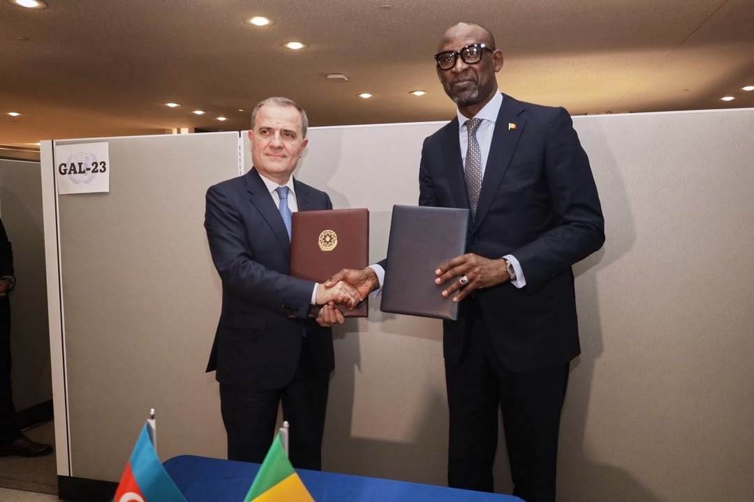 MaliMaeci's tweet photo. La journée du mercredi 23 septembre 2026 a enregistré la signature de deux instruments juridiques.

La rencontre bilatérale entre Son Excellence Monsieur Abdoulaye DIOP et son homologue de la République d’Azerbaïdjan, Son Excellence Monsieur Jeyhun BAYRAMOV, a été marquée par la signature du mémorandum d’entente sur les consultations politiques entre les Ministères des Affaires étrangères des deux pays.

Au cours des échanges qui ont suivi cette signature, les deux Ministres ont insisté sur le développement de la coopération économique, les potentialités économiques du Mali favorables aux investissements productifs et le soutien mutuel dans les instances internationales.

Par ailleurs, en compagnie de Son Excellence Monsieur Nasser Bourita, Ministre chargé des Affaires étrangères du Royaume du Maroc, Son Excellence Monsieur Abdoulaye DIOP, aux côtés de plusieurs de ses homologues africains, a signé la convention africaine sur le désarmement, la démobilisation et la réintégration des enfants soldats. 

A cette occasion, le Ministre DIOP et son homologue marocain ont eu un entretien fraternel sur le raffermissement des relations d’amitié et de coopération bilatérale fructueuse, en droite ligne de la nouvelle dynamique des relations bilatérales impulsées par les plus hautes Autorités des deux pays.

Bureau de l’Information et de la Presse/MAECI.