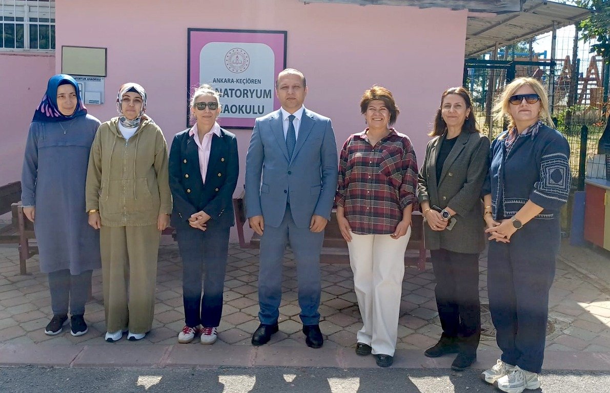 KeciorenMEM's tweet photo. İlçe Millî Eğitim Müdürümüz Sayın İbrahim ŞAHİN, Sanatoryum Anaokulunu ziyaret ederek eğitim öğretim faaliyetlerini yerinde inceledi. Okul yöneticileri ve öğretmenlerle bir araya gelen Sayın ŞAHİN, yürütülen çalışmalar ve eğitim süreçleri hakkında bilgi alarak değerlendirmelerde bulundu. Eğitim kalitesinin geliştirilmesi ve öğrencilerimizin en iyi şartlarda eğitim alması amacıyla gerçekleştirilen çalışmaların önemine vurgu yaptı.

@ibrahimsah61 @Murat4Kucukali @MemAnkara @tcmeb