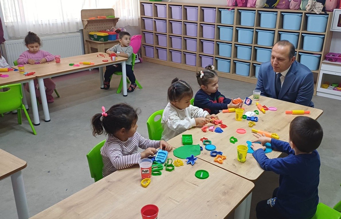 KeciorenMEM's tweet photo. İlçe Millî Eğitim Müdürümüz Sayın İbrahim ŞAHİN, Sanatoryum Anaokulunu ziyaret ederek eğitim öğretim faaliyetlerini yerinde inceledi. Okul yöneticileri ve öğretmenlerle bir araya gelen Sayın ŞAHİN, yürütülen çalışmalar ve eğitim süreçleri hakkında bilgi alarak değerlendirmelerde bulundu. Eğitim kalitesinin geliştirilmesi ve öğrencilerimizin en iyi şartlarda eğitim alması amacıyla gerçekleştirilen çalışmaların önemine vurgu yaptı.

@ibrahimsah61 @Murat4Kucukali @MemAnkara @tcmeb