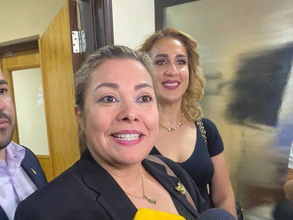 Francis970AM's tweet photo. SENADORA VUELVE A CONTAR CON EL ASESORAMIENTO DE ABOGADA ACUSADA DE ESTAFA. Zenaida Delgado recontrató nuevamente a la abogada Fatima Aguero, aprehendida años atras e imputada como involucrada en un esquema de estafas y ofrecimiento de cargos a cambio de dinero en el IPS https://t.co/lnCkXHr5mN