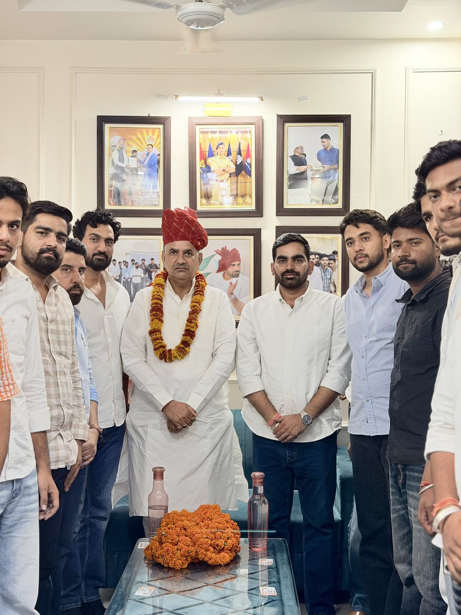 NeerajKhicharRU's tweet photo. आज मेरे निज कार्यालय जयपुर पर सादुलशहर से नव निर्वाचित चेयरमैन आदरणीय अंकल जी  श्री प्रदीप जी खीचड़ को सादुलशहर जनता के द्वारा चेयरमैन पद पर निर्वाचित होने पर शुभकामनाएं प्रेषित की।
ईश्वर से कामना है कि आपका मार्गदर्शन, स्नेह एवं आशीर्वाद सदैव मिलता रहे और आपके नेतृत्व में सादुलशहर निरंतर विकास की नई ऊंचाइयों को प्राप्त करे।