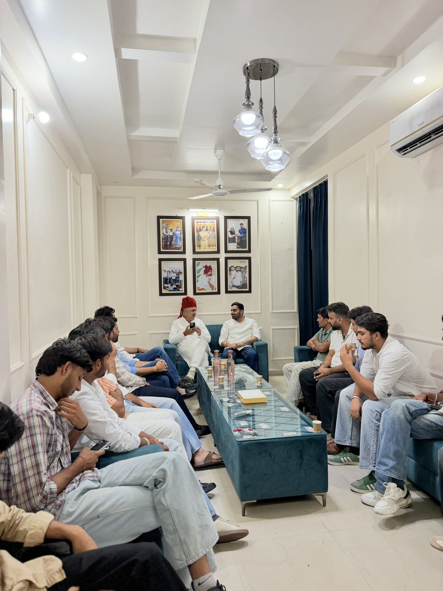 NeerajKhicharRU's tweet photo. आज मेरे निज कार्यालय जयपुर पर सादुलशहर से नव निर्वाचित चेयरमैन आदरणीय अंकल जी  श्री प्रदीप जी खीचड़ को सादुलशहर जनता के द्वारा चेयरमैन पद पर निर्वाचित होने पर शुभकामनाएं प्रेषित की।
ईश्वर से कामना है कि आपका मार्गदर्शन, स्नेह एवं आशीर्वाद सदैव मिलता रहे और आपके नेतृत्व में सादुलशहर निरंतर विकास की नई ऊंचाइयों को प्राप्त करे।