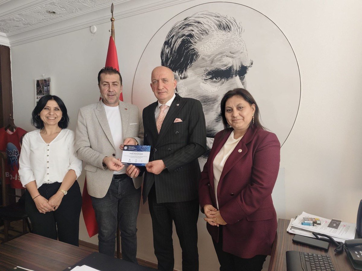 EmadDernegi's tweet photo. 🔴 EMADDER – BÜRO-İŞ SENDİKASI GENEL MERKEZİ

@buroissendikasi
@alayhamzacebi

Emeklilikte Adalet Derneği Yönetim Kurulumuz, Büro-İş Sendikası Genel Başkanı Sayın Alay Hamzaçebi’yi ziyaret etti.

📌 Görüşmede, 18 Ekim Pazar günü Ankara’da gerçekleştireceğimiz Büyük Basın Açıklamamızın davetiyesi takdim edildi.

Nazik kabulleri ve gösterdikleri ilgi için Sayın Alay Hamzaçebi’ye teşekkür ederiz.

EMADDER - Emeklilikte Adalet Derneği

@egitimsen @sagliksen @EgitimBirSen @BirlesikMetal @kamuiskonf @diskinsesi @ArzuCerkezoglu @hakismahmut @turkiskonf @B_Palandoken @RHisarciklioglu @hakiskonf @TOBBiletisim @YasserHassanILO @disk_banksen @banksen @diskbasinis @iloankara
@ilo @Akparti @isikhanvedat @csgbakanligi @sgksosyalmedya

@EmadDernegi
#KademeliEmeklilik
#AdaletinSesiKademe