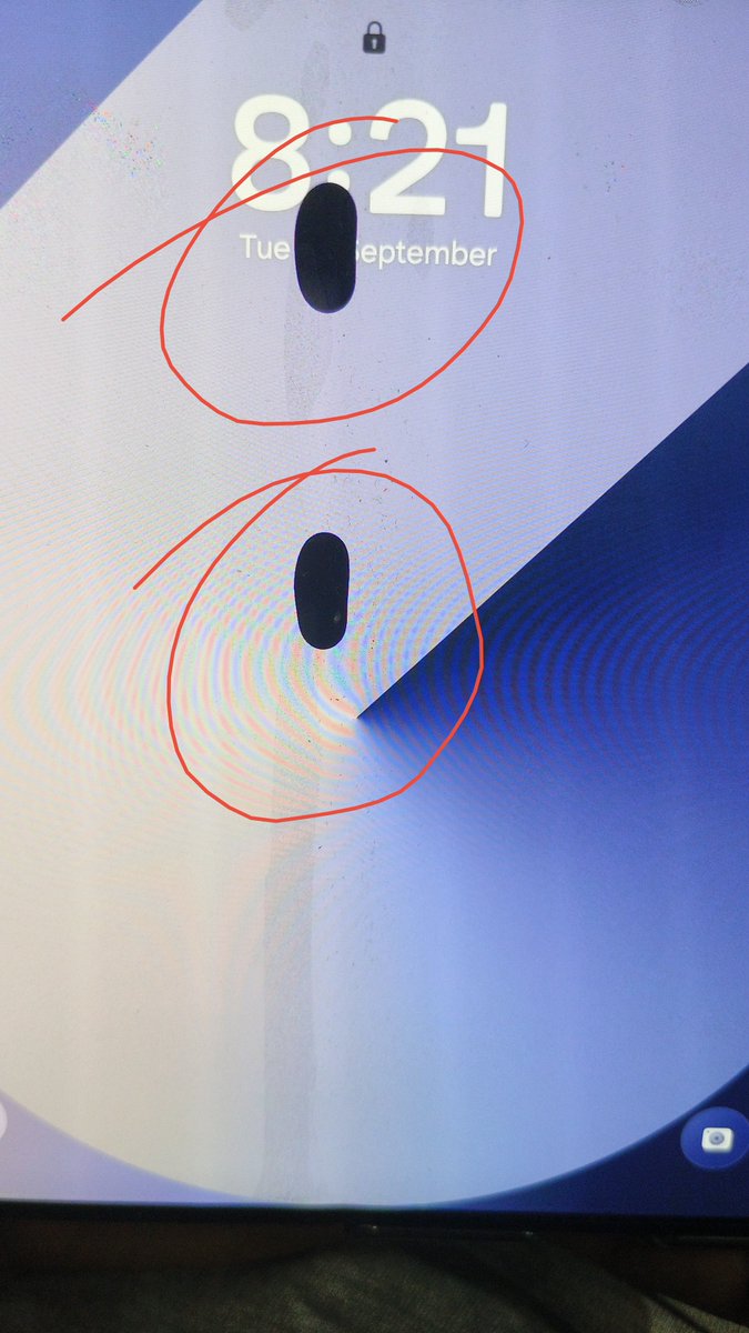 Rajmangal's tweet photo. @SamsungMobile @SamsungIndia  
Dear Samsung, I bought this Samsung Z Fold 6 about 12–13 months ago, and two large black spots have appeared on it. A phone costing ₹1.65 lakh has malfunctioned in just one year; I would have been better off buying a different phone. Example s25 https://t.co/CRV7vkL4b4