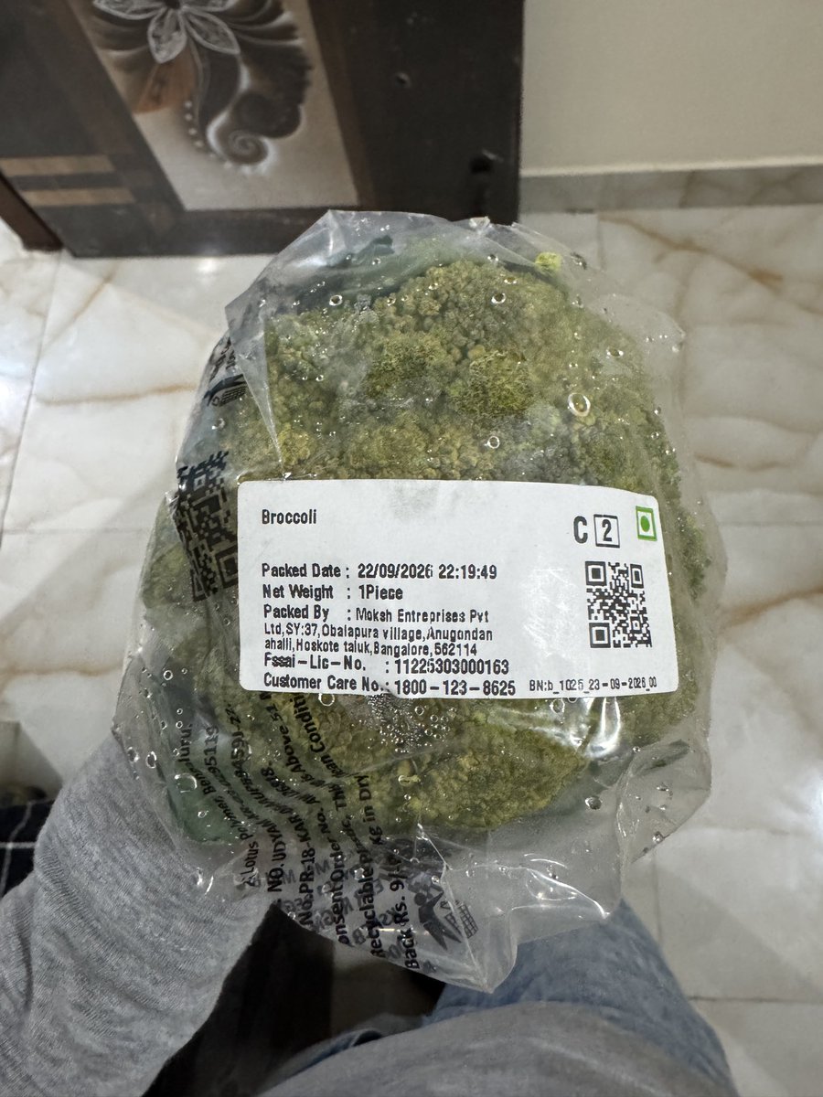 kashh48's tweet photo. @Swiggy @SwiggyCares @instamart_it 

While ordering, it was showing source at 5 AM but label on the product is showing something else 🤡

Every month, I face atleast one this type of scam in your execution.

Order-ID: 249226811945771 https://t.co/DACctC5u2B