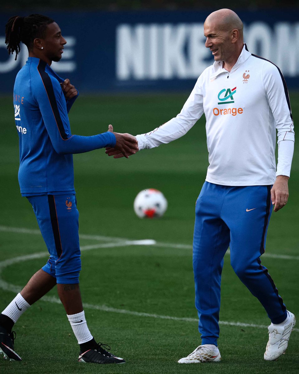 fifaworldcup_fr's tweet photo. Olise x Zizou 🇫🇷💙

#FIFAWorldCup https://t.co/TWbL8kDGgm