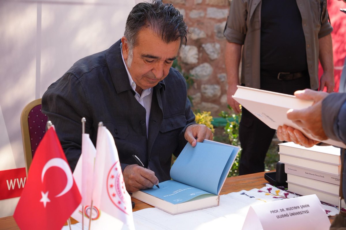 TCBEBKA's tweet photo. 📚 İznik’in binlerce yıllık tarihi okuyucuyla buluştu

Kalkınma Ajansları Kültür Yayınları kapsamında yayımladığımız, Prof. Dr. Mustafa Şahin’in kaleme aldığı “Türk Dönemi Öncesi İznik” kitabının tanıtım toplantısı İznik Süleymanpaşa Medresesi’nde gerçekleştirildi.

İznik Kaymakamı Arif Karaman, İznik Belediye Başkan V. Zeliha Peşte, Bursa Uludağ Üniversitesi Rektör Yardımcısı Prof. Dr. Zekeriyya Arı, BEBKA Genel Sekreter V. Sabri Bayram, eserin yazarı Prof. Dr. Mustafa Şahin ve davetlilerin katıldığı programda, İznik’in zengin tarihî ve kültürel mirası ele alındı.

Antik Nikaia’dan Türk Dönemi’ne uzanan süreçte İznik’in tarihini, kültürel ve dini yapısını, ekonomik hayatını ve arkeolojik mirasını kapsamlı biçimde ele alan eserin, kentin binlerce yıllık birikiminin daha geniş kitlelere ulaşmasına katkı sağlamasını diliyoruz.

📖 “Türk Dönemi Öncesi İznik” kitabına internet sitemizdeki Doküman Merkezi > Kültür Yayınları bölümünden ücretsiz olarak ulaşabilirsiniz.

@TCSanayi @KalkinmaAjansGM @iznikbelediyesi 

#TürkDönemiÖncesiİznik #KültürYayınları #KültürelMiras