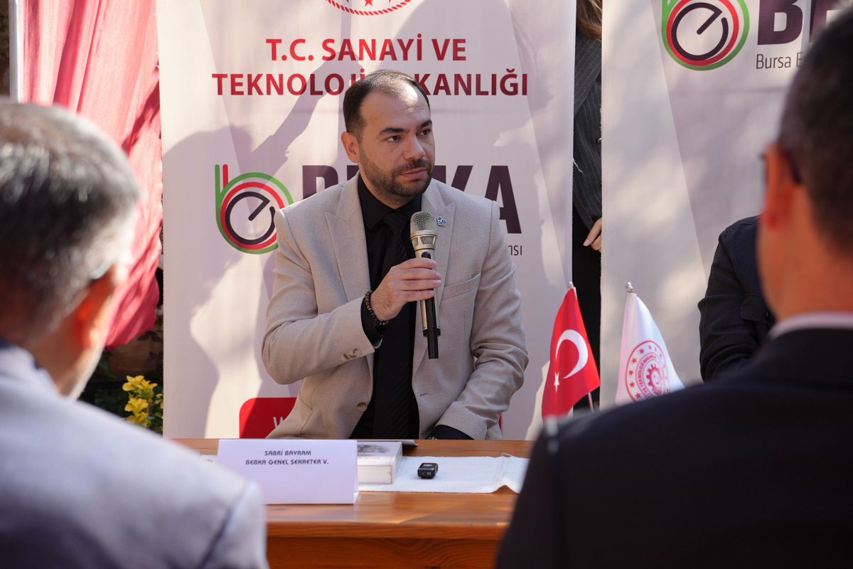 TCBEBKA's tweet photo. 📚 İznik’in binlerce yıllık tarihi okuyucuyla buluştu

Kalkınma Ajansları Kültür Yayınları kapsamında yayımladığımız, Prof. Dr. Mustafa Şahin’in kaleme aldığı “Türk Dönemi Öncesi İznik” kitabının tanıtım toplantısı İznik Süleymanpaşa Medresesi’nde gerçekleştirildi.

İznik Kaymakamı Arif Karaman, İznik Belediye Başkan V. Zeliha Peşte, Bursa Uludağ Üniversitesi Rektör Yardımcısı Prof. Dr. Zekeriyya Arı, BEBKA Genel Sekreter V. Sabri Bayram, eserin yazarı Prof. Dr. Mustafa Şahin ve davetlilerin katıldığı programda, İznik’in zengin tarihî ve kültürel mirası ele alındı.

Antik Nikaia’dan Türk Dönemi’ne uzanan süreçte İznik’in tarihini, kültürel ve dini yapısını, ekonomik hayatını ve arkeolojik mirasını kapsamlı biçimde ele alan eserin, kentin binlerce yıllık birikiminin daha geniş kitlelere ulaşmasına katkı sağlamasını diliyoruz.

📖 “Türk Dönemi Öncesi İznik” kitabına internet sitemizdeki Doküman Merkezi > Kültür Yayınları bölümünden ücretsiz olarak ulaşabilirsiniz.

@TCSanayi @KalkinmaAjansGM @iznikbelediyesi 

#TürkDönemiÖncesiİznik #KültürYayınları #KültürelMiras