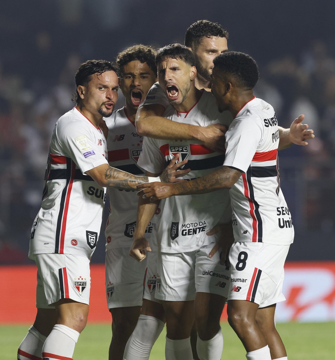 somosaopaulinos's tweet photo. 2 de outubro: São Paulo x Santos, às 20h, pelo Brasileirão. 

3 de outubro: São Paulo x Corinthians, às 16h30, pelo Brasileirão Feminino.

Dois clássicos em dois dias no MorumBIS. https://t.co/tbL1IP42PT