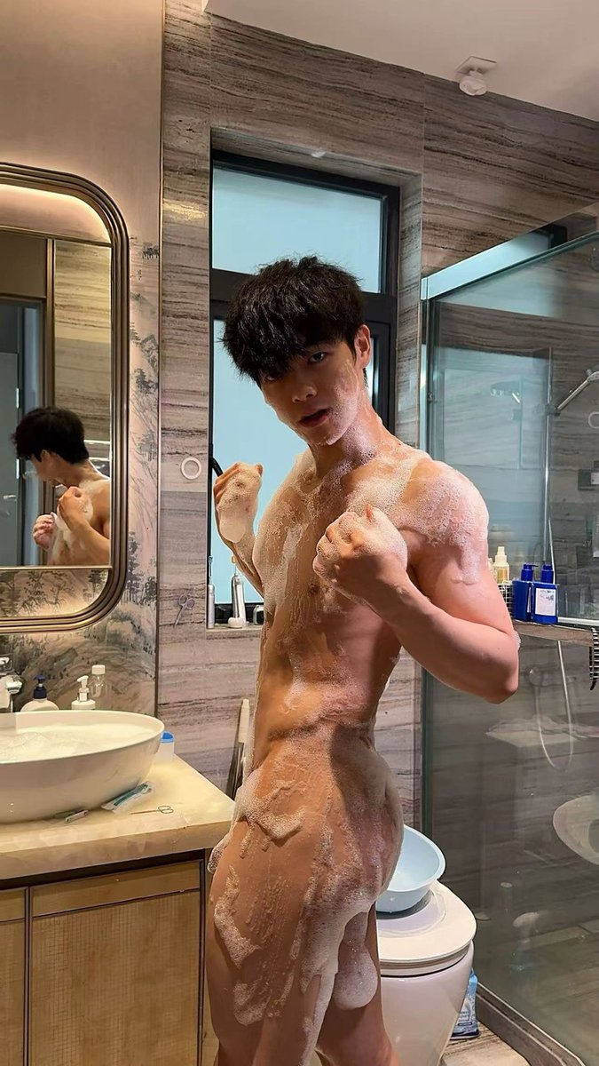xiaver0415's tweet photo. 啊啊啊啊有没有人能给我一些帅哥的壁纸 比较暴露的那种。。。类似于这样的。。。。。。 https://t.co/cyrsIDD2OB