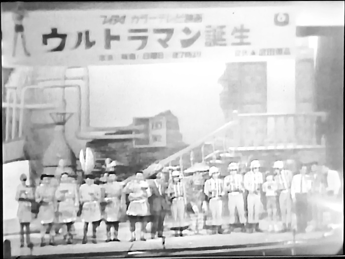 y_sirais's tweet photo. 一日一話。
今宵は「ウルトラマン誕生」。

本放送前の1966年7月10日に放送された前夜祭番組。
応募に当選した子供達や保護者を迎え杉並公会堂で公開録画されました。

ウルトラ怪獣が暴れる会場に科学特捜隊が駆けつける。しかし科学特捜隊はピンチに…
そこにウルトラマンが現れる!!

#ウルトラマン https://t.co/nICQrtudE7
