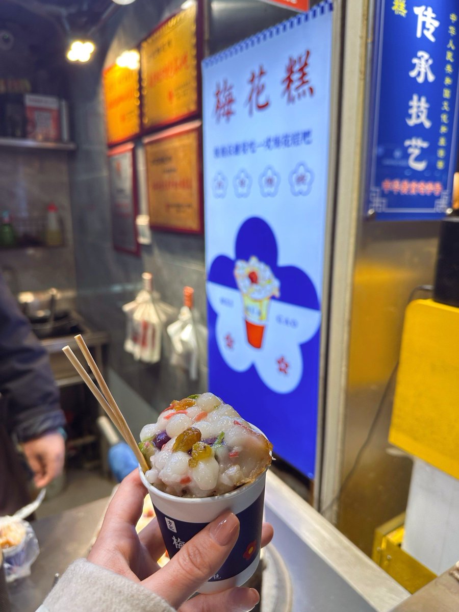 bradakira334944's tweet photo. Late-night stall, warm steamed bun just out of steamer—bite into soft dough, sweet red bean filling oozes out. Perfect little pick-me-up after a long day. https://t.co/suhrXJeucw