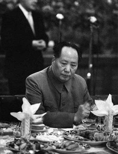 Jam79922967's tweet photo. 千万不要相信中共党媒说的上世纪60年代初三年困难期间毛泽东“跟全国人民同甘共苦、停止吃红烧肉那些宣传，因为不符合事实。据“韶山毛泽东纪念馆"编辑、红旗出版社于1996年11月出版的，由汪东兴、张玉凤、徐涛、吴旭君、吴连登、周福明做顾问的《毛泽东遗物事典》一书第94至96页披露，毛泽东在大饥荒期间不仅有七大菜系，连鱼虾的做法都达十七种。例如，1961年4月26日那天，毛泽东翻桌上有七大菜系，即鱼虾类、鸡类、鸭类、猪肉、羊肉类、牛肉类和汤类。毛泽东喜欢吃鱼虾，1961年4月制订的西餐菜谱中包括下列这些异国风味的鱼虾：蒸鱼卜丁、铁扒桂鱼、煎桂鱼、软炸桂鱼、烤鱼青、莫斯科红烤鱼、吉士百烤鱼、烤青菜鱼、菠兰煮鱼、铁扒大虾、烤虾圭、虾面盒、炸大虾、咖喱大虾、罐焖大虾、软炸大虾、生菜大虾，等等。毛泽东常常在吃上一段中餐方法制作的鱼虾后，就吃上一次 西菜鱼，以便换换口味。毛泽东对西菜里鸡的做法很推崇，1960年代初工作人员制订西餐菜谱时，在鸡类上列出了这些一般人闻所未闻的西菜名称，黄油鸡排、软煎鸡徘、鸡肉饼、鸡肉圆、大王鸡肉饼、鸡肉丝、罐焖鸡、红焖鸡、葱头焖鸡、青菜焖鸡、纸包鸡、鸡丁敏士、椰子鸡、奶油鸡，等等。毛泽东对猪肉钟情不悔，1960年代初工作人员制订西餐菜谱时，考虑到毛泽东这一喜好，特别为其安排了小乳猪，这样便能做到肥瘦适中，面面兼顾。他吃过的西菜中有下列猪肉类菜：烤猪排、烤猪腿、炸猪里几、炸猪排、馏猪排、法国猪排、意式奶猪，等等。至于牛羊肉类，因毛泽东不是特别喜欢，因而只是偶尔掺杂一些品种进去，例如，羊肉串、烤羊腿、烤马骏、白烩羊肉、煎羊排、煎羊肝、牛扒、煎牛肉、咖喱牛肉、伏太牛肉、酸牛肉，烩牛尾等等。毛泽东喜欢喝汤，几乎每顿饭都要有一碗汤。1960年代，毛泽东吃过的西菜汤有：奶油汤、牛尾汤、红菜汤、鸡杂汤、腰子汤、葱头汤、红花鸡汤、饺子汤、红鱼汤、卜菜泥汤、巴粒米汤、什锦汤、鸡蓉鲍鱼汤、鸡汤蓉汤、意国面条汤、龙须菜汤等等。北京玉泉山农场专为毛泽东生产大米，据说那里的水质量好，以前是皇家宫廷饮用水，现在浇灌毛泽东的水稻。毛泽东喜欢的蔬菜、肉类、牛奶，由另一个叫”巨山”的特殊农场供给。还有一些食品，如腊肉、冬苋、空心菜、辣椒等，则从湖南专门运来。在冬天，有些蔬菜从广东用飞机运来。毛泽东喝的龙井茶，产在浙江一座特别的小山顶上，在每年最适宜的季节，采下来送进北京。毛泽东抽特供烟，有“中华”、“熊猫”、“云烟”等牌子，以及四川什邡卷烟厂特供烟生产小组制造的雪茄。1971年这个小组举迁北京，在门牌号为81号的中南海对门的北京南长街80号设立特制烟小组，专门为毛泽东精制“132"雪茄。真所谓，毛泽东一餐饭，百姓几年粮。