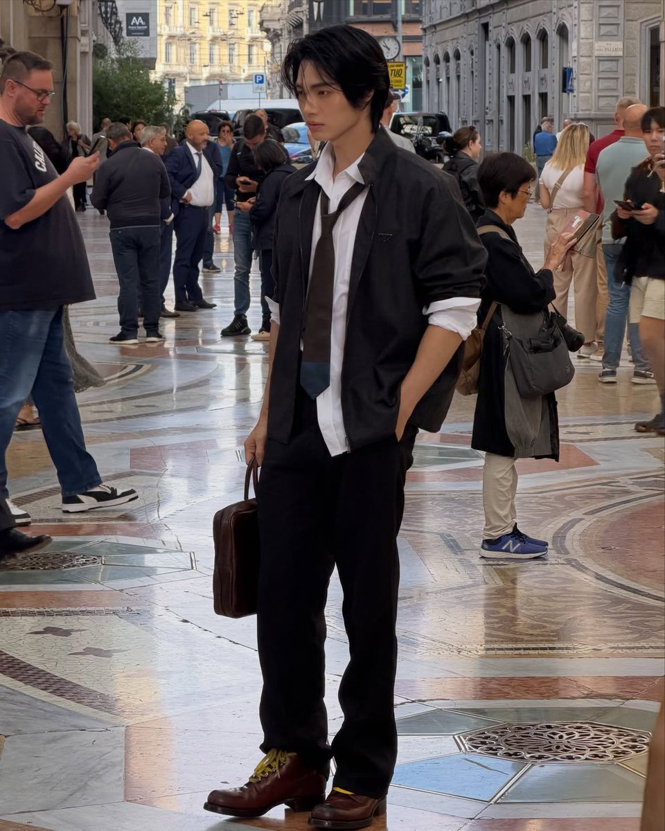 guardiangel_'s tweet photo. ALL AROUNDER IT BOY!!!!! #winmetawin

Winme really rocked Milan on this trip!!! 🇮🇹

✅ #PRADASS27 fashion show 
✅ #VogueWorld
✅ PRADA Galleria
✅ Luna Rossa Prada Pirelli

And much more is coming, so proud of the Prada Prince!!!! 😭😭😭👏🏻👏🏻👏🏻👏🏻

WIN DEFINES PRADA SS27

#PRADASS27xWIN 
#PRADA @Prada 
@winmetawin