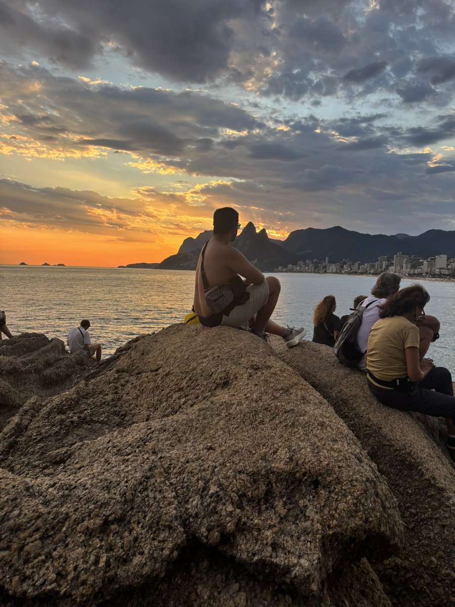 pipocaboaa's tweet photo. O legal de viajar só é que eu nunca me perco, mas vc não queria chegar em tal local? Sim, mas enquanto eu estou indo pra outra direção eu vejo um museu novo, uma paisagem não prevista, o percurso também é destino. https://t.co/wxH9isMzGC