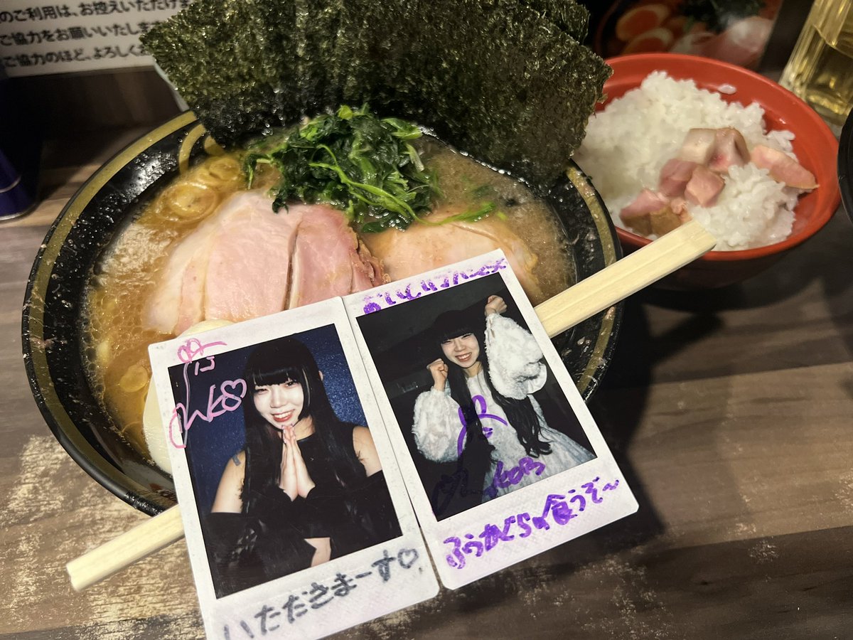 KENN_Resistance's tweet photo. 定期後、時間もあったので帰りにちゃげ兄と神田わいZに行ってた！
前々から美味しいと聞いていたので期待に胸を膨らませていて並ぶこと40分。
そいつと対面した！
期待を裏切らない美味しさでした！
美味しかったのも嬉しいけど兄と行けたのがいっちゃん嬉しかったっす😊👍
#ふうかくらい食うぞ〜 https://t.co/0jfGdsgSYk