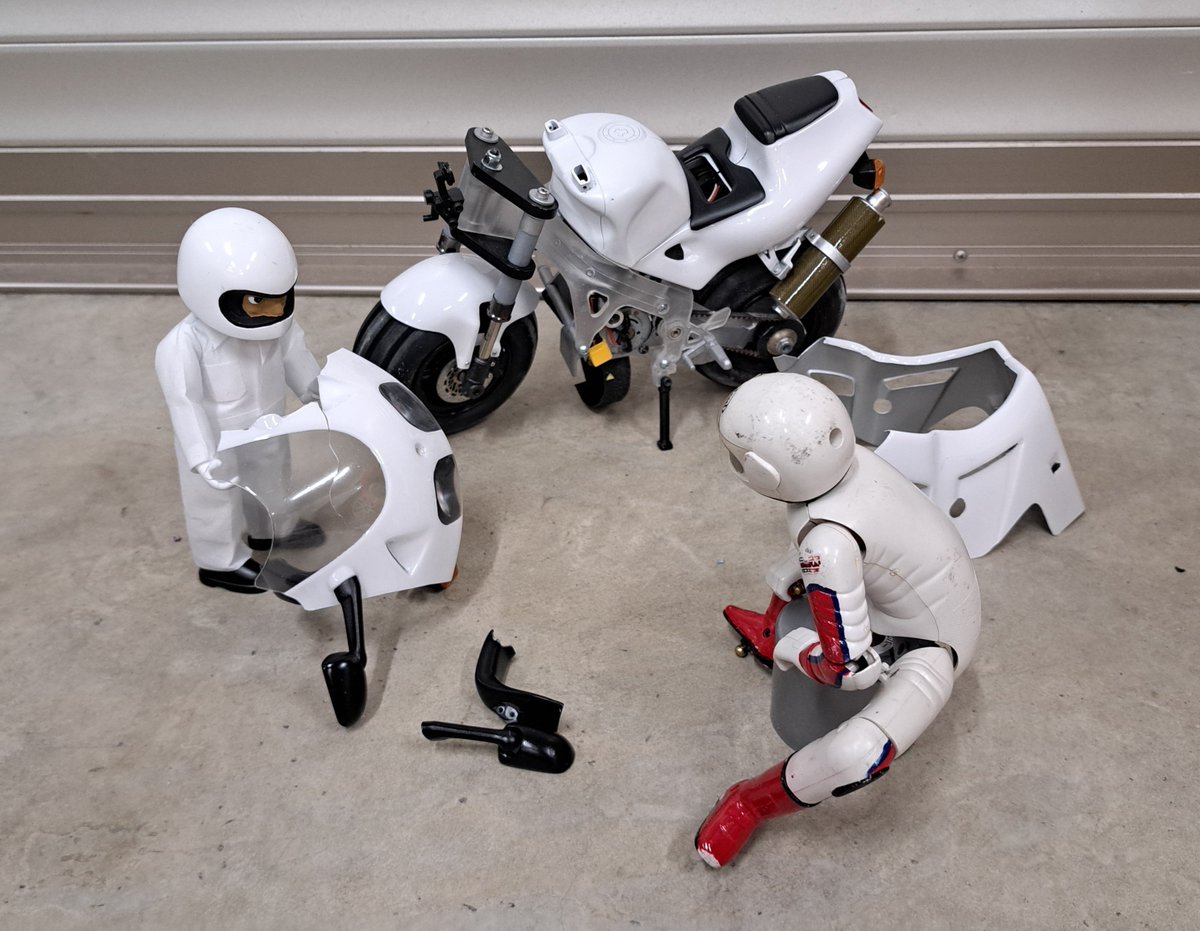 OTUKAI_chaly's tweet photo. 誰やカウル壊したん。
手滑って車体落下…
それよりもライダー動作テスト。
ハングオンレーサーのライダーよりデカい。
結構軽めに作ったけど、リンクに力かかるのね。
ガタ多すぎてあかん。
#RVF
#ハングオンレーサー https://t.co/0Dn8QOXGbF