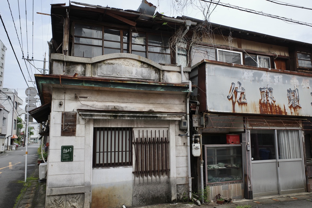 nori7770's tweet photo. 歩いてたら偶然この建物に出会って｢素敵な看板建築じゃ～｣と思ってたら、後日フォロワーのツイートでここの2階がなんとあの｢ゼンリン｣創業の地だったことを知る
もとは観光案内の小冊子などを発行する｢善隣出版社｣という名で、名所旧跡の紹介記事よりも付録の市街地図の評価が高かったという https://t.co/wx6UdLEijF
