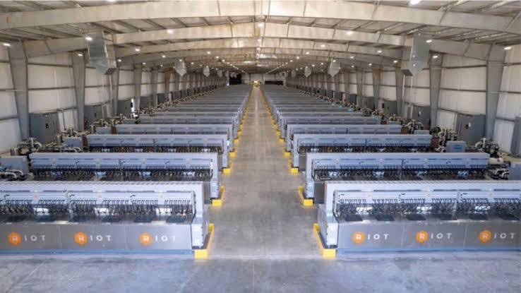 XBTCULT's tweet photo. This is the world's biggest $BTC mining rig....

Who's gonna tell them they can buy $XBT instead? https://t.co/bVHcQKPNps