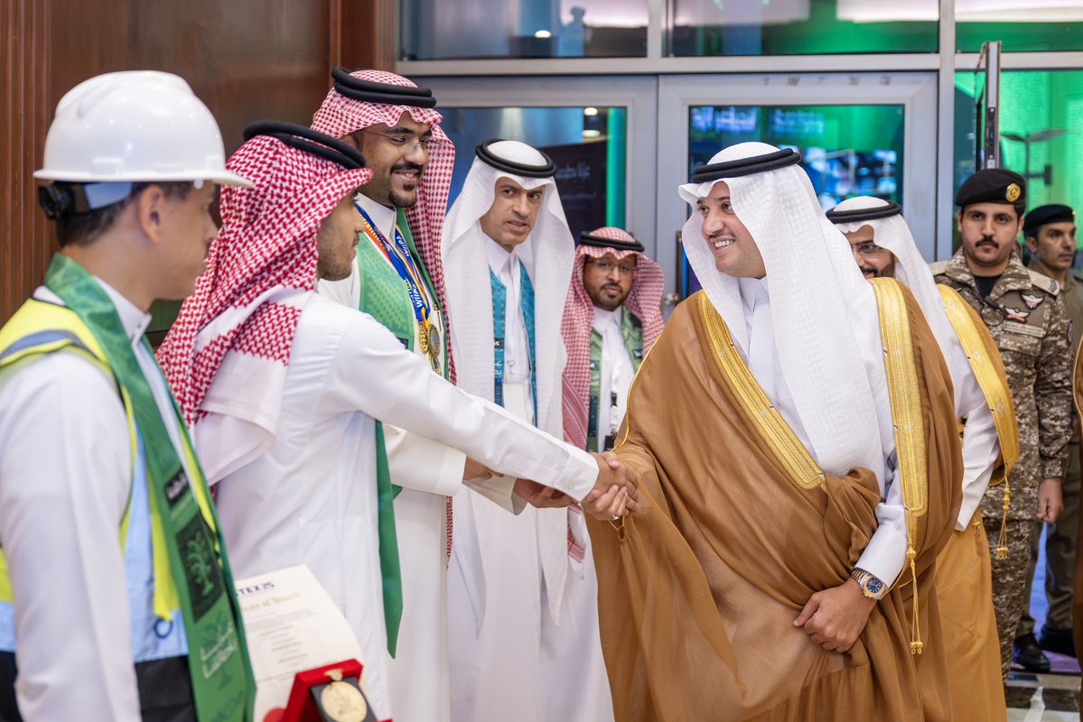 ahmedaljassim00's tweet photo. كرّم صاحب السمو الملكي الأمير #سعود_بن_طلال بن بدر محافظ #الأحساء ، نخبة من طلاب وطالبات جامعة الملك فيصل والتعليم العام المتميزين، وذلك ضمن الاحتفال الرسمي لمحافظة الأحساء بمناسبة اليوم الوطني السعودي، الذي أُقيم مساء أمس "الأربعاء" ، في جامعة الملك فيصل، بحضور عدد من المسؤولين وأهالي المحافظة

وهنّأ سموّه الطلبة والطالبات المكرّمين، مشيدًا بما حققوه من إنجازات ومستويات متقدمة في مسيرتهم العلمية والأكاديمية، وما يعكسه ذلك من طموح وتميّز يجسّد ما يزخر به الوطن من كفاءات شابة واعدة

وشمل التكريم نماذج متميزة من طلبة الجامعة والتعليم العام، ممن حققوا إنجازات نوعية في مجالات علمية وأكاديمية وابتكارية متعددة، بما يعكس ما تتمتع به الأحساء من بيئة تعليمية محفزة للتميّز والموهبة والإبداع

ويأتي تكريم الطلبة المتميزين تأكيدًا على أهمية الاستثمار في الإنسان، وتحفيز الأجيال الشابة على مواصلة التفوق والإنجاز، وتعزيز حضورهم في مسيرة التنمية الوطنية، بما يسهم في بناء مستقبل المملكة وتحقيق مستهدفات رؤية المملكة 2030