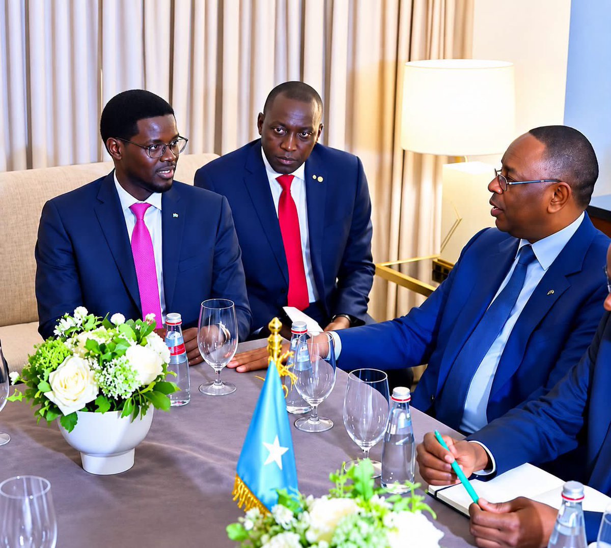 Mustaf_oficiel's tweet photo. Cette image entre le @PR_Diomaye et le Président @Macky_Sall est tout simplement magnifique. Le Sénégal est un pays magnifique, où la haine, la méchanceté, la violence et la rancœur ne devraient jamais trouver leur place.
Quelle belle image pour le 🇸🇳 et pour le monde entier! https://t.co/OC89bSFjqV
