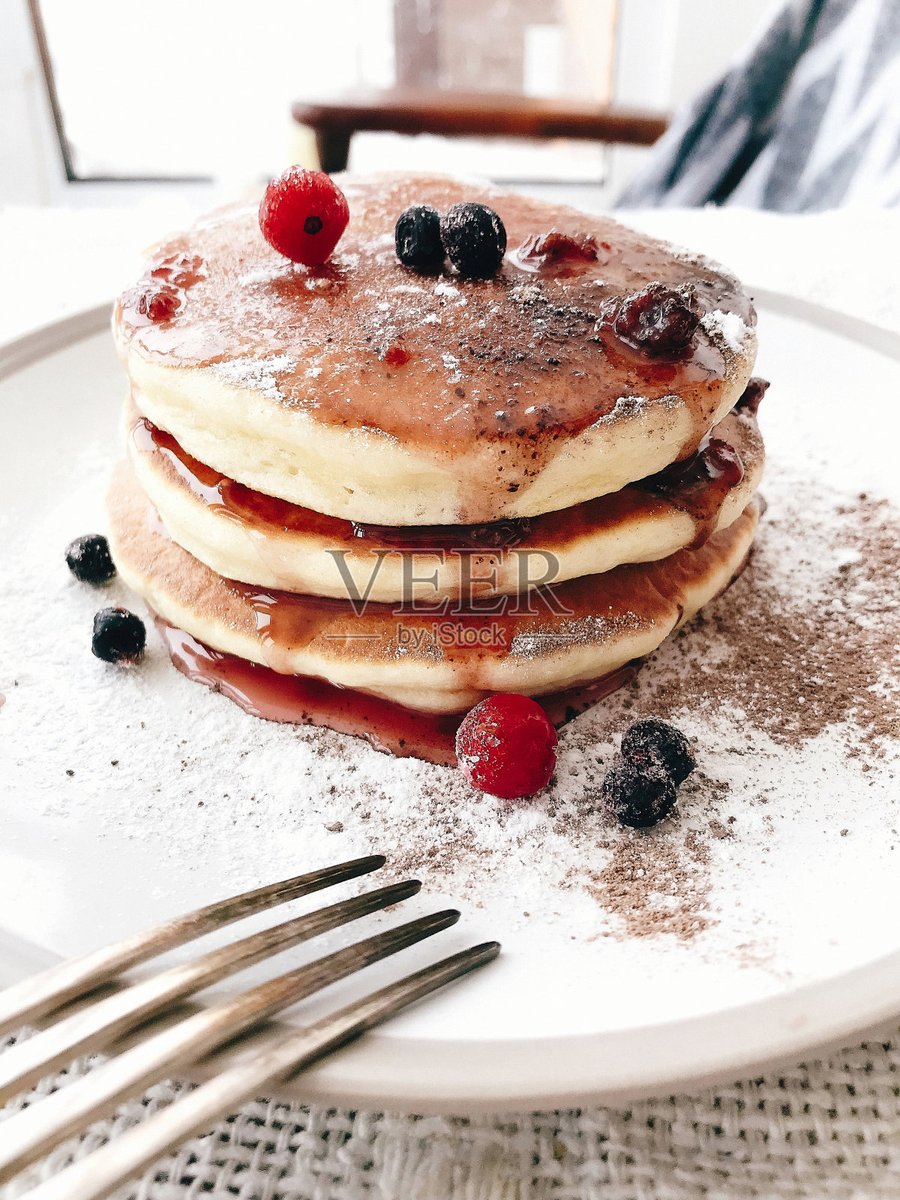 AriantoWesdy's tweet photo. Sunday morning pancakes with the whole crew – laughter, syrup stains, and way too many berry toppings. Pure magic right here.， https://t.co/fiHDZAhZEE