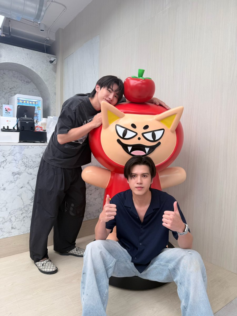 tofupepi's tweet photo. เมื่อมาฟ้อกเปนหลานคนเดียวของทั้งกอง แง หนูฟ้อกขวัญใจของลุง ๆ อา ๆ มากเลย หลานคนโปรดของกองหงเสนมาก น่ารักมากกก ( 🦊🍅 ) 🥺🤲🏻 #TOMAFOX https://t.co/rTh4LzYuS9