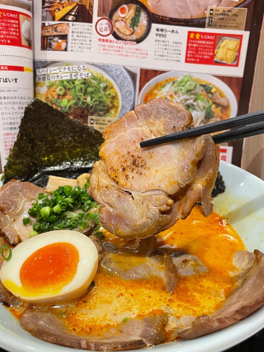 jackclark663803's tweet photo. A late-night bowl of hot ramen, steamed buns, and quiet company—turning every sleepless night into a gentle, warm memory. ， https://t.co/G5Nyuq9JND