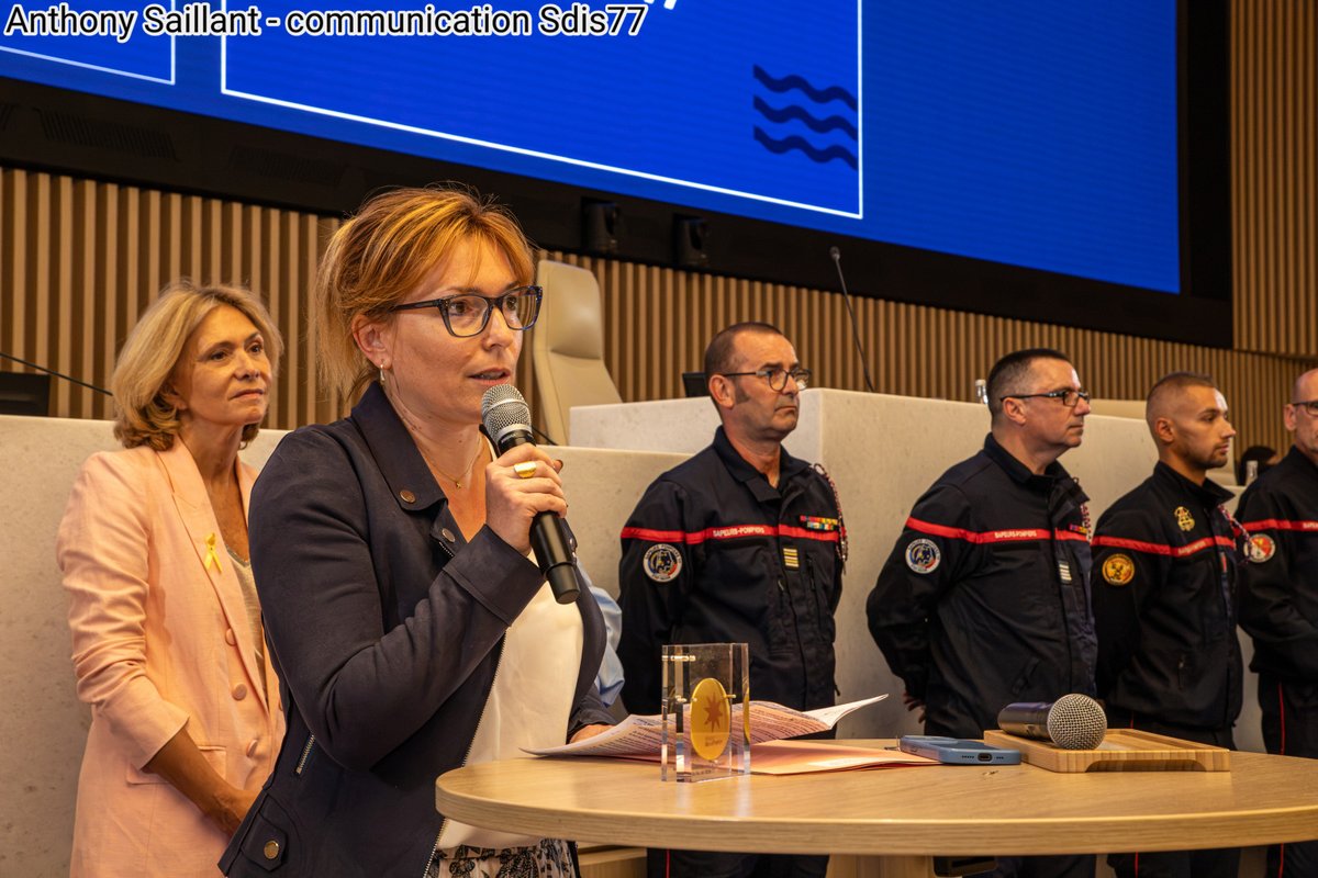 Sdis77's tweet photo. [#Cérémonie  🚒]

Hier, une cérémonie s’est tenue au siège de la Région #ÎleDeFrance pour saluer l’engagement des sapeurs-pompiers et des acteurs mobilisés au cours de la saison estivale 2026.
À cette occasion, Valérie Pécresse, Présidente de la Région Île-de-France, a remis la médaille de la Région Île-de-France aux différents acteurs mobilisés cet été : agriculteurs, sapeurs-pompiers et sauveteurs. 
Une délégation de sapeurs-pompiers du #Sdis77 était présente accompagnée d'@GarreauIsoline, Présidente du Conseil d’administration du Sdis 77, et du Contrôleur Général @BrunoMaestracci, Directeur départemental, aux côtés des délégations des autres Sdis franciliens et de la Brigade de sapeurs-pompiers de Paris, pour représenter l’ensemble des personnels mobilisés cet été. Le monde agricole seine-et-marnais était également représenté par Samuel Vandaele, Président de la #FDSEA77.
Un temps fort pour saluer leur engagement et leur mobilisation face aux incendies qui ont marqué cette saison.