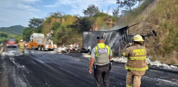 GN_Carreteras's tweet photo. #Tomeloencuenta en #Jalisco continua cierre total de circulación por #Vehiculoincendiado cerca del Km 072+000 de la autopista Guadalajara-Tepic. Atienda indicación vial. https://t.co/YNz7BVKG1l