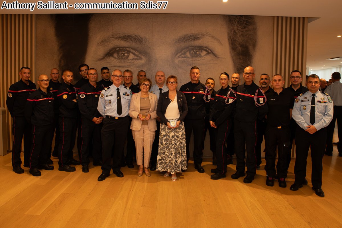 Sdis77's tweet photo. [#Cérémonie  🚒]

Hier, une cérémonie s’est tenue au siège de la Région #ÎleDeFrance pour saluer l’engagement des sapeurs-pompiers et des acteurs mobilisés au cours de la saison estivale 2026.
À cette occasion, Valérie Pécresse, Présidente de la Région Île-de-France, a remis la médaille de la Région Île-de-France aux différents acteurs mobilisés cet été : agriculteurs, sapeurs-pompiers et sauveteurs. 
Une délégation de sapeurs-pompiers du #Sdis77 était présente accompagnée d'@GarreauIsoline, Présidente du Conseil d’administration du Sdis 77, et du Contrôleur Général @BrunoMaestracci, Directeur départemental, aux côtés des délégations des autres Sdis franciliens et de la Brigade de sapeurs-pompiers de Paris, pour représenter l’ensemble des personnels mobilisés cet été. Le monde agricole seine-et-marnais était également représenté par Samuel Vandaele, Président de la #FDSEA77.
Un temps fort pour saluer leur engagement et leur mobilisation face aux incendies qui ont marqué cette saison.