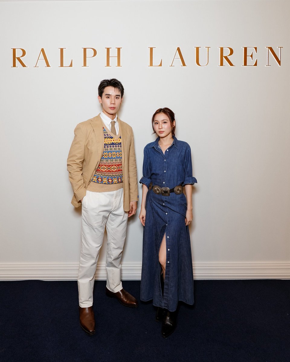 _24News_'s tweet photo. RALPH LAUREN เปิดตัว Ralph’s Coffee แห่งใหม่ และโฉมใหม่ของ RALPH LAUREN ณ Suria KLCC เติมเต็มไลฟ์สไตล์เหนือระดับใจกลางกรุงกัวลาลัมเปอร์ ประเทศมาเลเซีย

#RalphLauren #RalphLaurenMY
#jimmyyjp #loverrukk

RALPH LAUREN เปิดตัว Ralph’s Coffee และโฉมใหม่ของ RALPH LAUREN แห่งใหม่ ณ Suria KLCC ใจกลางกรุงกัวลาลัมเปอร์ ประเทศมาเลเซีย นับเป็นจุดหมายด้านไลฟ์สไตล์และการบริการแห่งที่สองของแบรนด์ในประเทศมาเลเซีย พร้อมตอกย้ำการขยายตัวของแบรนด์ในตลาดไลฟ์สไตล์อย่างต่อเนื่อง

Ralph’s Coffee ตั้งอยู่บริเวณด้านหน้าร้าน RALPH LAUREN ภายในศูนย์การค้า Suria KLCC พร้อมต้อนรับทุกคนให้มาดื่มด่ำกับช่วงเวลาแห่งการพักผ่อนในบรรยากาศที่สะท้อนตัวตนของแบรนด์ ผ่านกาแฟซิกเนเจอร์ที่รังสรรค์จากเมล็ดกาแฟคุณภาพพรีเมียมจากอเมริกากลางและอเมริกาใต้ ซึ่งนำมาคั่วภายในประเทศมาเลเซีย พร้อมด้วยเครื่องดื่มและของว่างที่คัดสรรมาเป็นพิเศษ รวมถึงเมนูเอ็กซ์คลูซีฟ KLCC Exclusive Mango Cold Foam Fizz ที่พร้อมเติมความสดชื่นให้กับทุกช่วงเวลาของวัน นอกจากนี้ยังมีเสื้อผ้าและของที่ระลึกจาก Ralph’s Coffee ให้เลือกช้อป เพื่อเติมเต็มไลฟ์สไตล์ในแบบฉบับของ RALPH LAUREN

พร้อมกันนี้ RALPH LAUREN ยังขยายพื้นที่ร้านที่ตั้งอยู่ติดกับ Ralph’s Coffee เพื่อนำเสนอประสบการณ์การช้อปปิ้งที่ครบครันยิ่งขึ้น ผ่านคอลเลกชัน Purple Label สำหรับสุภาพบุรุษที่คัดสรรมาเป็นพิเศษ รวมถึงคอลเลกชัน Polo Ralph Lauren สำหรับสุภาพบุรุษและสุภาพสตรี ให้ทุกคนได้ค้นพบไอเทมที่สะท้อนสไตล์และตัวตนของตนเอง

โดยครั้งนี้ “จิมมี่ จิตรพล” และ “เลิฟ ภัทรานิษฐ์” ได้รับเชิญให้เข้าร่วมงานเปิดตัวครั้งสำคัญ พร้อมเหล่าคนดังและบุคคลจากหลากหลายวงการที่มาร่วมสัมผัสเสน่ห์ของโลก Ralph Lauren และเฉลิมฉลองการเปิดตัวช็อปแห่งใหม่ไปด้วยกัน ท่ามกลางบรรยากาศสุดเอ็กซ์คลูซีฟที่สะท้อนเอกลักษณ์และไลฟ์สไตล์อันเป็นซิกเนเจอร์ของ Ralph Lauren

การเปิดตัว Ralph’s Coffee ควบคู่ไปกับการขยายพื้นที่ร้านในครั้งนี้ เป็นอีกหนึ่งจุดหมายแห่งใหม่สำหรับคนรักแฟชั่นและไลฟ์สไตล์ ที่สามารถเพลิดเพลินกับการช้อปปิ้ง จิบกาแฟแก้วโปรด และใช้เวลาพักผ่อนท่ามกลางบรรยากาศอันเป็นเอกลักษณ์ของ RALPH LAUREN ณ Suria KLCC หนึ่งในแลนด์มาร์กด้านการช้อปปิ้งชั้นนำของกรุงกัวลาลัมเปอร์

@RalphLauren @PoloRalphLauren