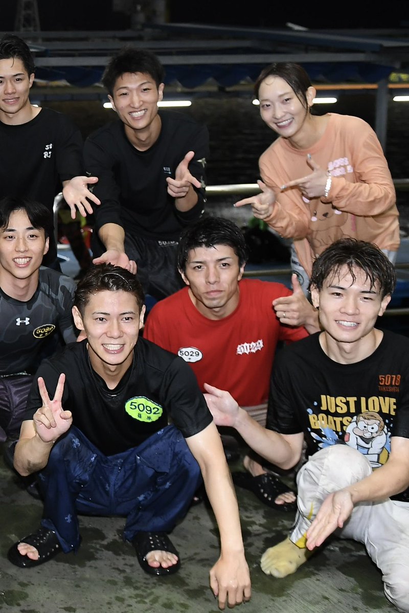 chusporace's tweet photo. 【#ボートレース若松】#ヤングダービー
3日目　『宮脇＆篠原合同水神祭💦』
同期・篠原晟弥選手の水神祭を見守りますの態でやってきた #高憧四季 選手は「私は飛び込まないんで」。サンダルに履き替えているのを指摘されても「あ、これレース終わりなんで」とあくまでもドボンはしない姿勢。しかし、同期が水面にほうりこまれるや、猛然とダッシュしてダイブ💦ずぶ濡れでお祝いしていました👈👈