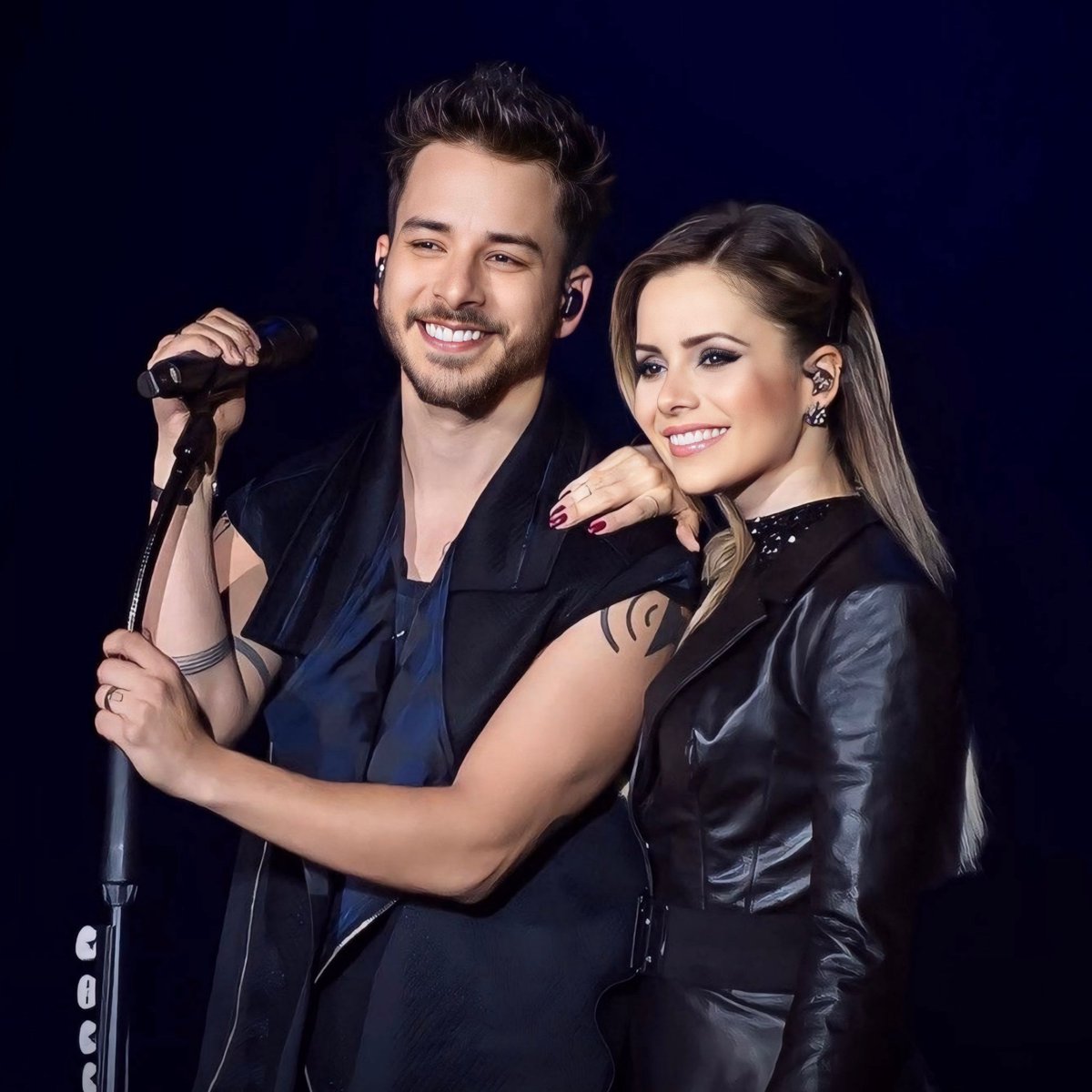 tracklist's tweet photo. GENTE? Sandy e Júnior compartilham que algo está por vir em 2027. 😯

"Em novembro deste ano a gente conta tudo! 👀" https://t.co/EaVMooDDiD