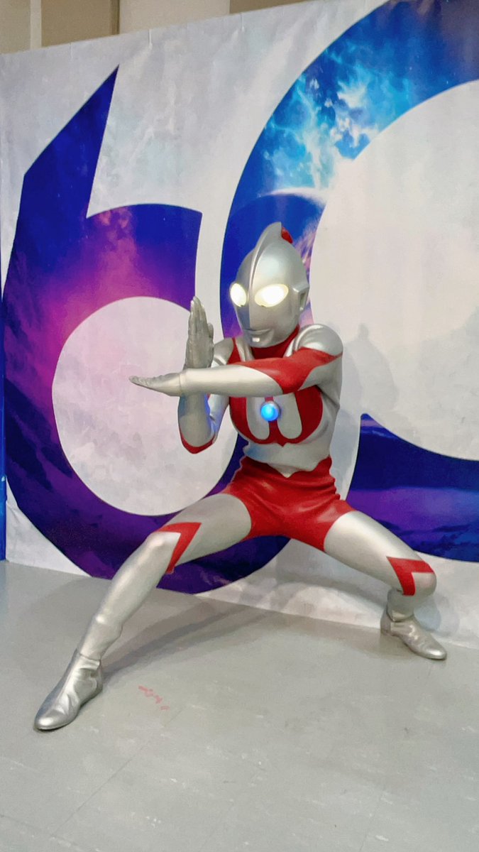 r0eh_il's tweet photo. マン兄さんの足に特に注目！！
力んでる感じがめちゃくちゃカッコよかったです✨✨✨
そして、60周年記念のロゴパネルと撮影することができてこちらも嬉しかったです！

 #ウルトラマン
 #平成クライマックス展
 #平成climax展 https://t.co/XK7nNd3ib2