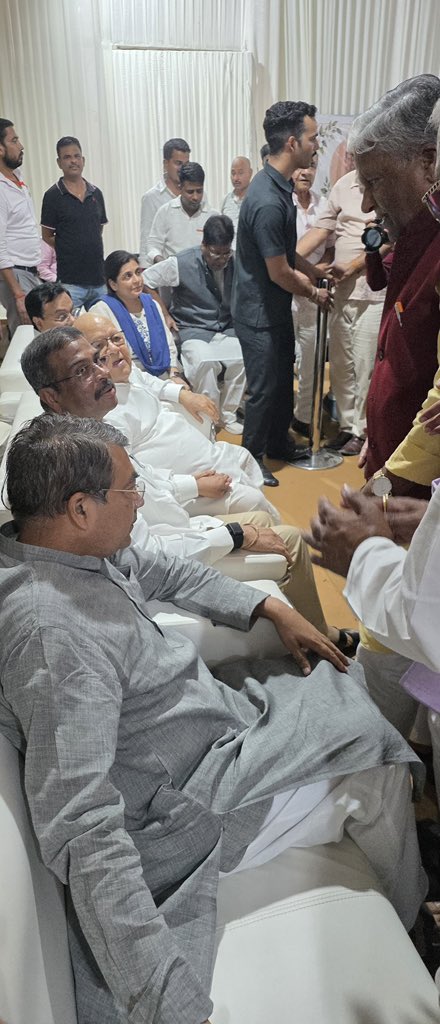ashwinityagibjp's tweet photo. आज नोएडा में भारतीय जनता पार्टी के वरिष्ठ नेता एवं पूर्व राज्यपाल श्री @KalrajMishra जी की धर्मपत्नी श्रीमती सत्यवती मिश्रा जी के आकस्मिक निधन उपरांत आयोजित शोक सभा में सम्मिलित होकर श्रद्धांजलि अर्पित की एवं शोक संतप्त परिवार को सांत्वना दी। https://t.co/lYFqhGGYze