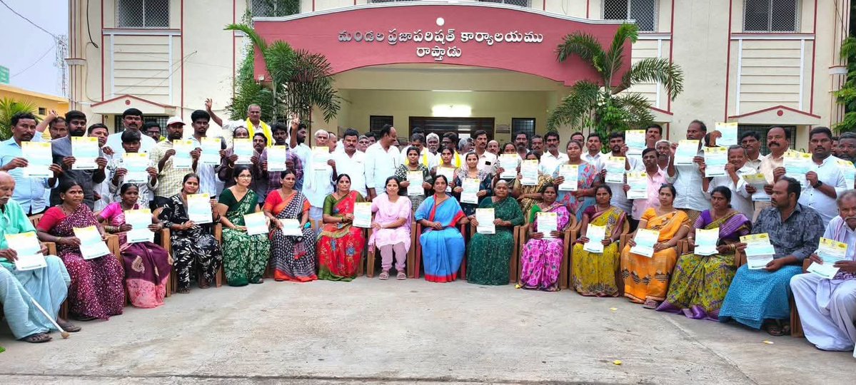 IParitala_7777's tweet photo. రాప్తాడు నియోజకవర్గ కేంద్రంలోని...
ఎంపీడీవో కార్యాలయంలో...
రాప్తాడు నియోజకవర్గానికి చెందిన 61 మంది లబ్ధిదారులకు 42లక్షల 25వేల రూపాయల విలువైన సీఎంఆర్ఎఫ్ చెక్కులను పంపిణీ చేయు కార్యక్రమంలో పాల్గొన్నాను..
#CMRF
#NaraChandraBabuNaidu
#NDAGovernment
#ParitalaSunitha #TeamParitala https://t.co/xwn4lFAiHd