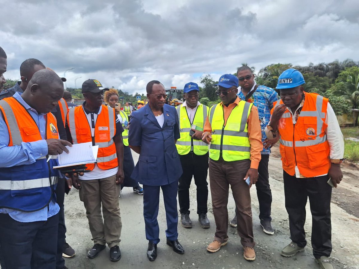 CRTV_web's tweet photo. et apprécié la mobilisation de l’entreprise sur les points critiques de Sikoum et de la Dibamba. Les instructions du Maître d'ouvrage, ont convergé à cet effet vers une mise en œuvre efficiente des solutions techniques, dans le but de fluidifier la circulation.
#MINTP
#Cameroun https://t.co/mJRuU9DTyA
