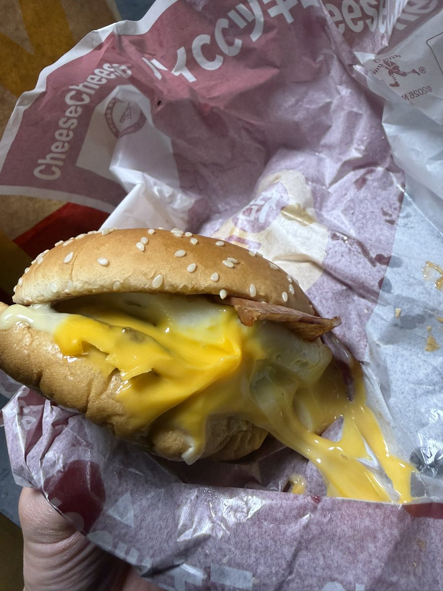 tukihi87's tweet photo. エンドゲーム観てチーズバーガーが食べたくなり、千早のコラボで月見バーガーが食べたくなった結果 https://t.co/SRli5ZkJF9